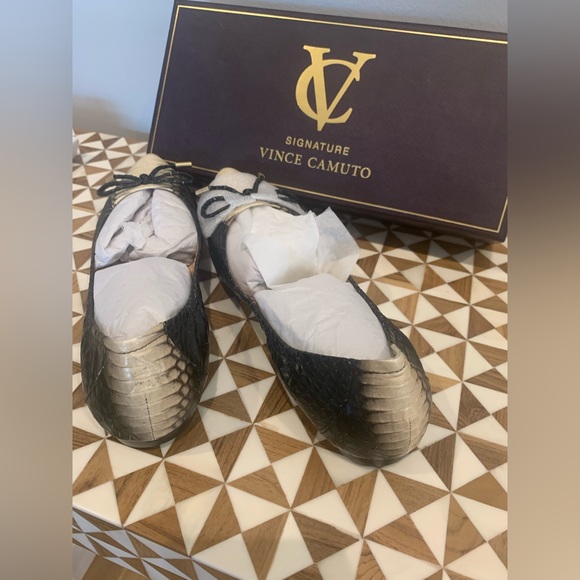NIB Vince Camuto Signature VI- Chelsie Black-White Pepe Snake Flats - Picture 7 of 10